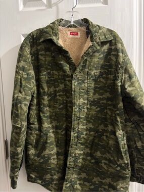 Wrangler Green Camouflage Sherpa-Lined Field Jacket/shirt